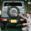ジムニーの背面にスコップは違法？車検に通る取り付けと注意点を解説