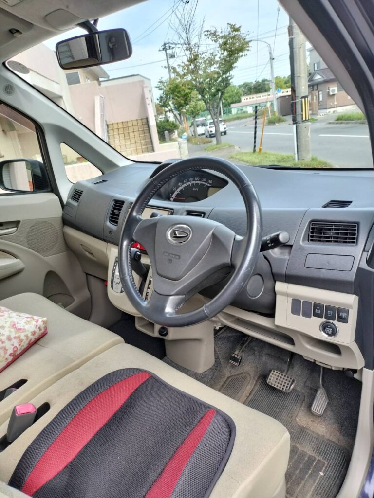 ダイハツ ムーヴ LA100Sの運転席側から見たブレーキペダル周辺