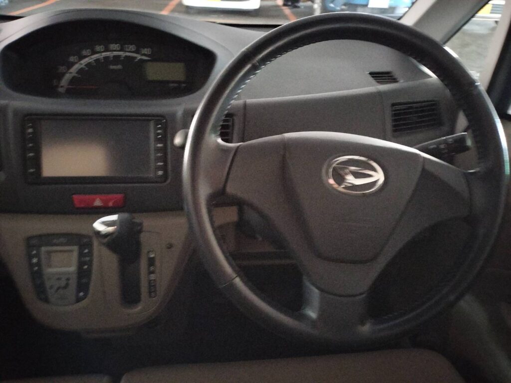 2012年式ダイハツ ムーヴ LA100Sの運転席コックピット