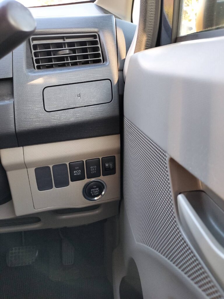 ダイハツ ムーヴ LA100Sのeco IDLE OFFとエンジンスタート・ストップボタン周辺