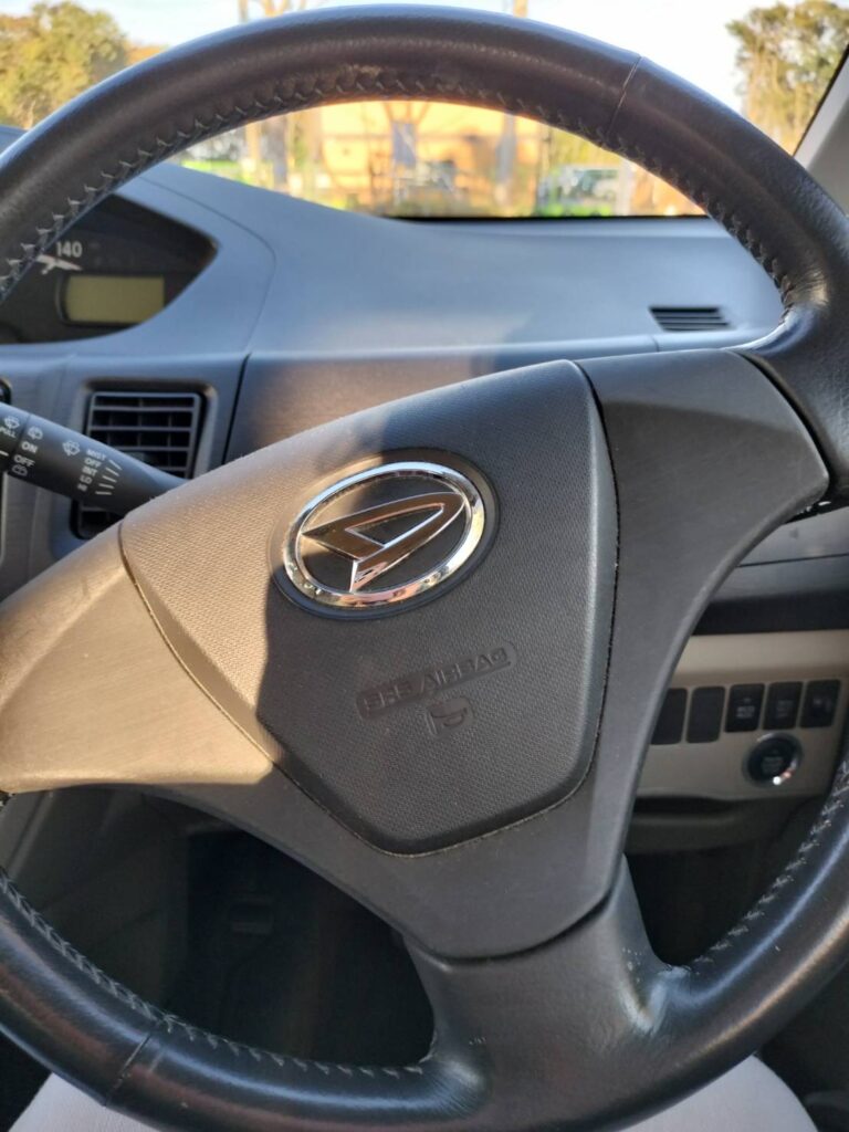 ダイハツ ムーヴ LA100Sの運転席にあるステアリング